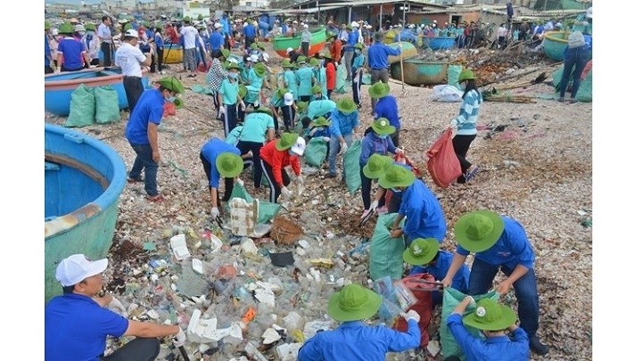 Vietnamese youth actively participating in various activities to protect the environment. (Photo: NDO/Dinh Chau)