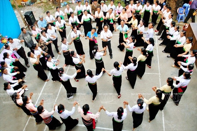 Following gentle and alluring rhythms, Xoe dancers usually form a circle and move to the sound of melodic traditional music (Photo: Vietnam Pictorial)