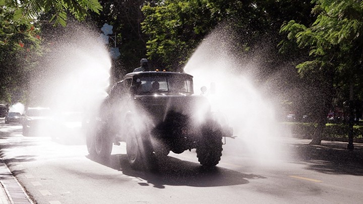Military chemical force spraying disinfectants on main streets in Hai Phong City on August 11, 2020. (Photo: Minh Ly)