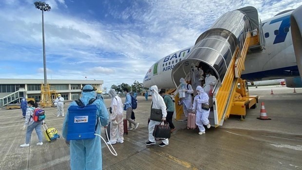 Vietnamese citizens returning from other countries and territories are put under medical supervision and quarantine upon arrival (Photo: VNA)