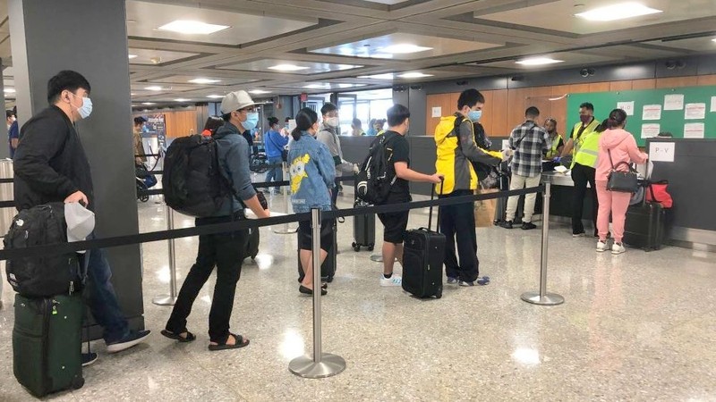 Passengers queue up for check in at the airport (Photo: VNA)