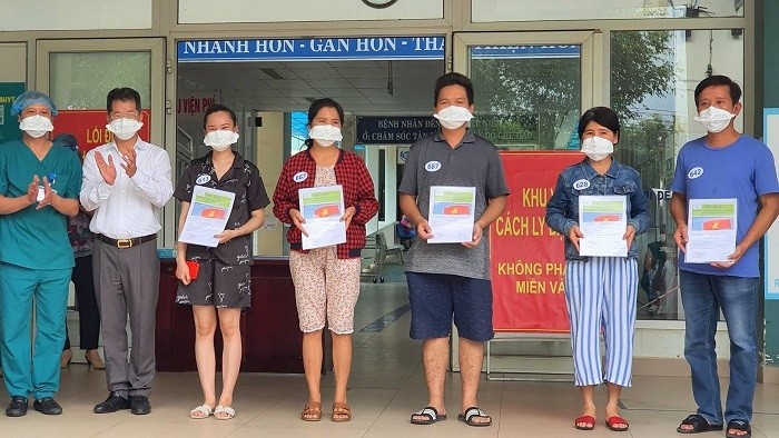 The five latest patients recovered from COVID-19 are given the all-clear at Hoa Vang Field Hospital in Da Nang on August 14, 2020. (Photo: Ministry of Health)