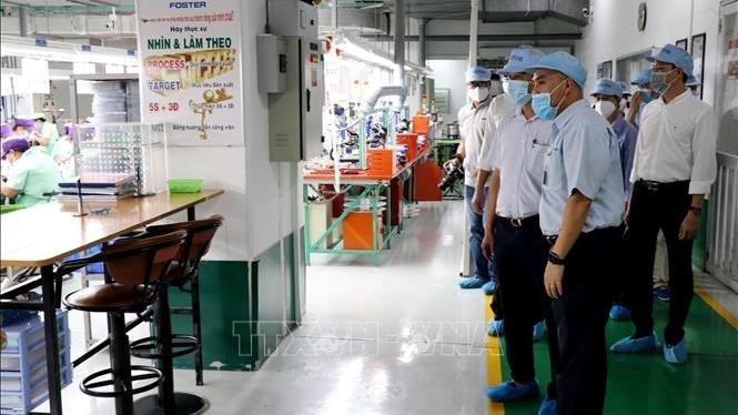 A delegation from the Ministry of Health inspects COVID-19 prevention at Foster Electronics Company in Da Nang’s Hoa Cam Industrial Park, August 13, 2020. (Photo: VNA)