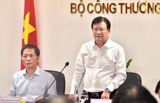 Deputy PM Trinh Dinh Dung (R) speaks at the working session. (Photo: VGP)