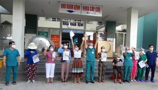 Seven COVID-19 patients discharged from Hoa Vang COVID-19 treatment hospital (Photo: VNA)
