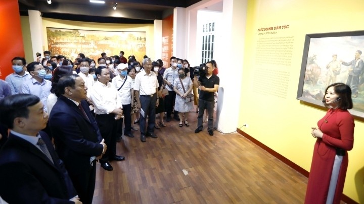 Visitors at the ‘Independence Day - September 2’ exhibition which opens at the Vietnam National Museum of History on August 18 (Photo: NDO/Vuong Anh)