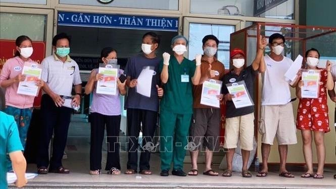 COVID-19 patients discharged from Hoa Vang field hospital in Da Nang city on August 15 (Photo: VNA)