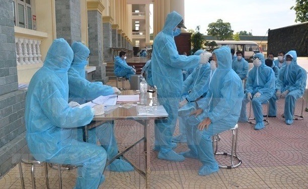  Personnel of the Hanoi Military High Command's military school carry out medical work for quarantined citizens. (Photo: VNA)