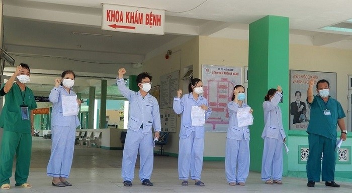 Six COVID-19 patients are discharged from Da Nang Lung Hospital on August 17 after being declared fully recovered.