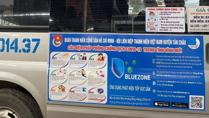 The Bluezone app is promoted on a bus in Tay Ninh Province.