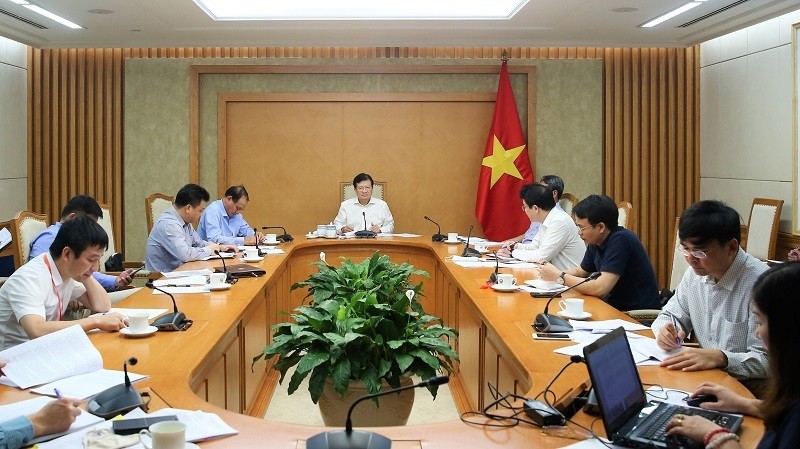 Deputy PM Trinh Dinh Dung chairs a meeting on funding on expressway projects. (Photo: VGP)
