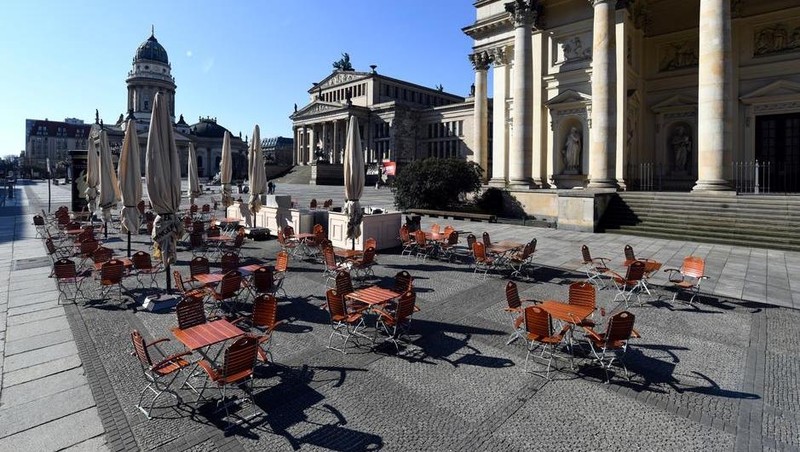 Empty tables stand in front of a restaurant at the Gendarmenmarkt amidst the spread of the coronavirus disease (COVID-19) in Berlin, Germany, March 24, 2020. (Photo: Reuters)