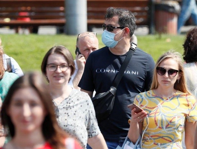 Pedestrians, including a man wearing a protective face mask amid the outbreak of the coronavirus disease (COVID-19), crosses a street in central Kyiv, Ukraine August 21, 2020. (Photo: Reuters)