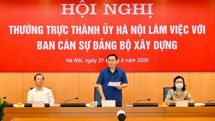 Politburo member and Secretary of the Hanoi Party Committee Vuong Dinh Hue speaks at the meeting. (Photo: NDO/Duy Linh)