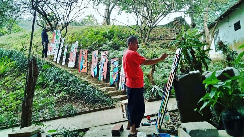 Painter Vu Duc Hieu at the Muong Cultural Space in Hoa Binh province 