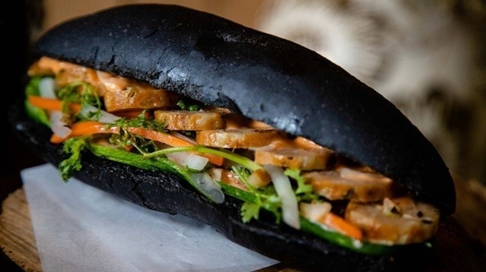 Charcoal-like bread attracts customers in Quang Ninh (Photo: Dtinews)