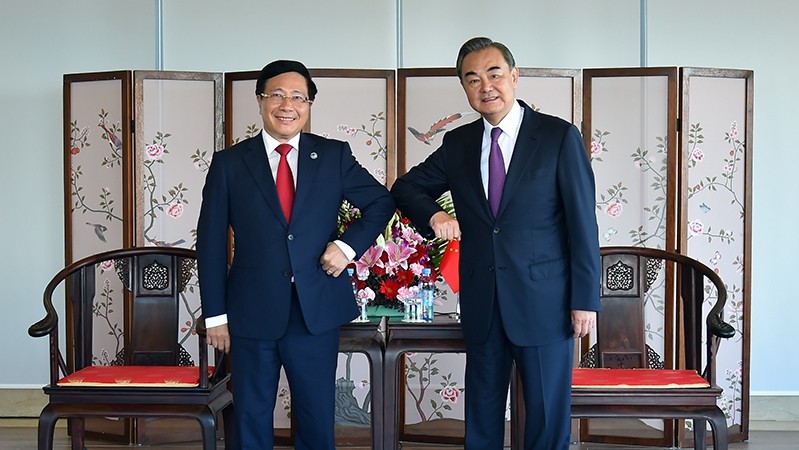 Deputy Prime Minister and Foreign Minister Pham Binh Minh (L) and Chinese State Counsellor and Foreign Minister Wang Yi at the event (Photo: VGP)