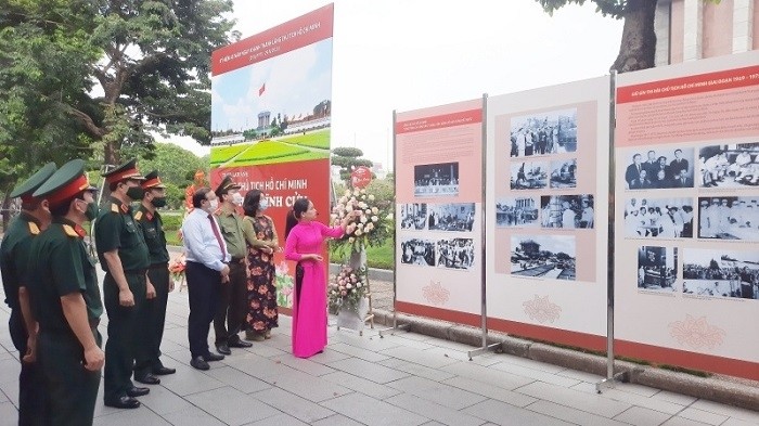 Visitors at the exhibition. (Photo: NDO/Hoang Lam)