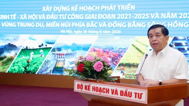 Minister of Planning and Investment Nguyen Chi Dung speaks at the conference.