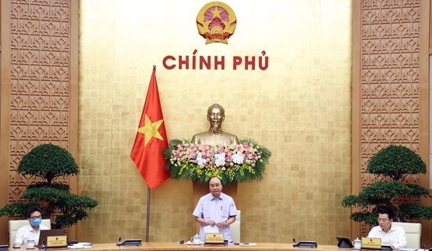 Prime Minister Nguyen Xuan Phuc (standing) speaks at the meeting (Photo: VNA)