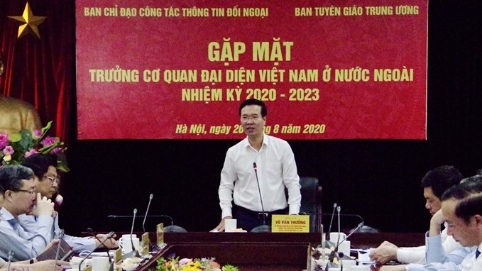 Politburo member Vo Van Thuong speaks at the session. (Photo: dangcongsan.vn)