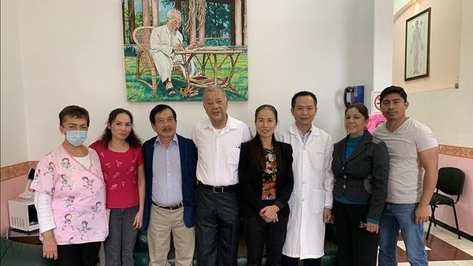 General Secretary of the Mexican Labour Party (PT) Alberto Anaya Gutierrez (4th from left) and Vietnamese doctors at the Ho Chi Minh Acupuncture Centre in Mexico City. (Photo: VNA)