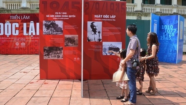 Visitors at the ‘Independence’ exhibition which opened at Thang Long Imperial Citadel in Hanoi on August 31. (Photo: kinhtedothi.vn)