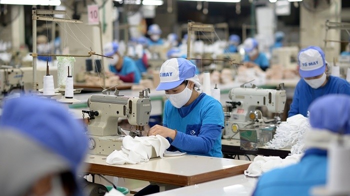 Garment workers produce anti-COVID-19 face masks. (Photo: Vietnam+)