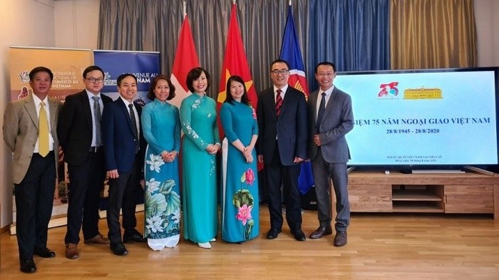 Participants at the ceremony held by the Vietnamese Embassy in Switzerland (Photo: VNA)