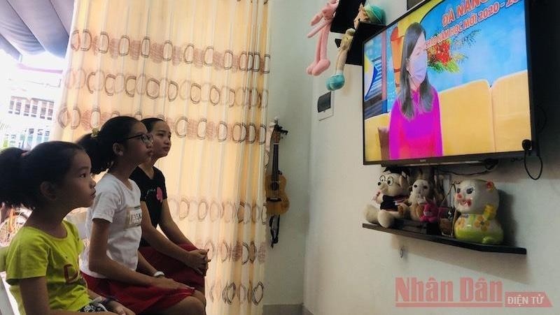 Schoolchildren in Da Nang watch the new school year programme on TV.
