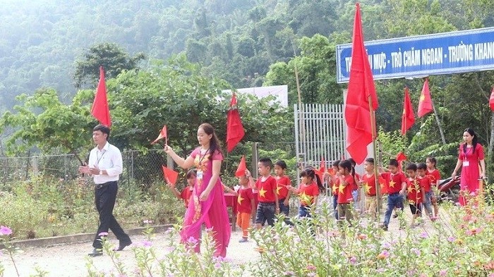 Teachers welcome first graders to school to start the 2020-2021 new school year at the main campus of Huu Khuong Primary School in Huu Khuong Commune, Tuong Duong District, Nghe An Province, September 5, 2020.