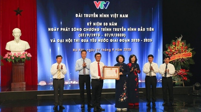 Vice President Dang Thi Ngoc Thinh (R) presents the Labour Order, first class, to VTV representatives. (Photo: VTV)
