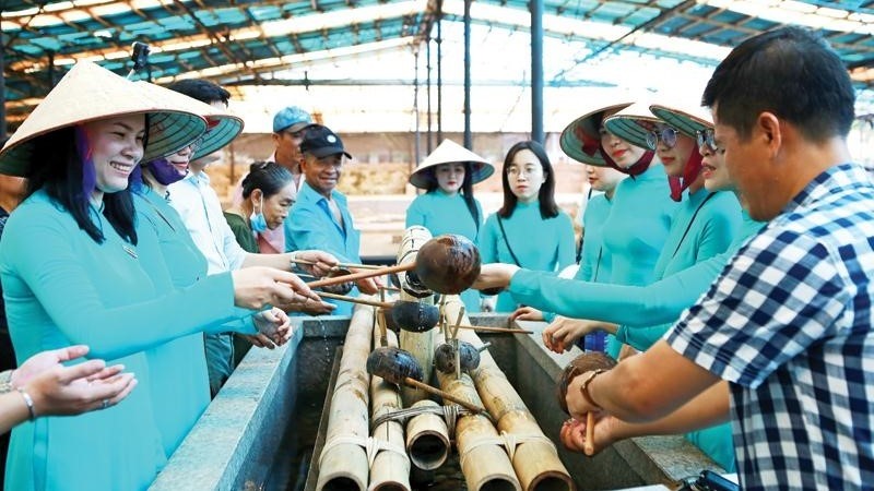 Visitors experience hand washing with water from an ancient well at the Thang Long Imperial Citadel. (Photo: baodautu.vn)