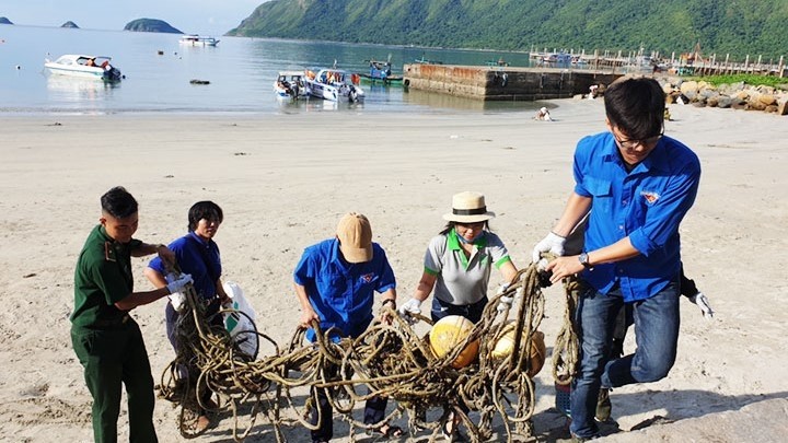 Collecting plastic waste on beaches in Con Dao district (Ba Ria - Vung Tau). Photo: HOANG MINH