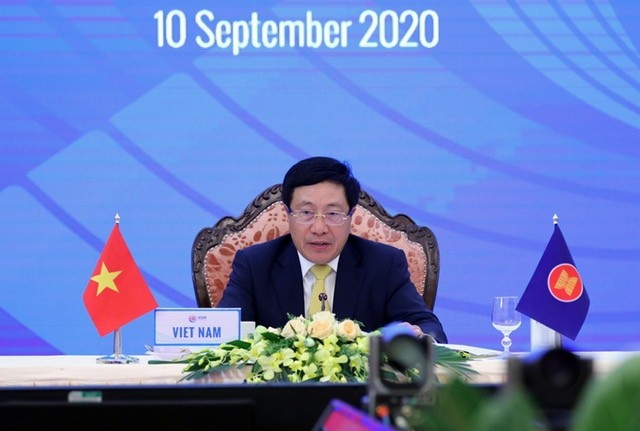 Deputy Prime Minister and Foreign Minister Pham Binh Minh speaks at the meeting. (Photo: HNM)