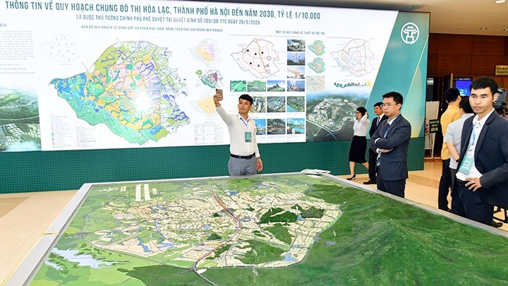 Delegates learn information about the planning of Hanoi until 2030 at the ‘Hanoi 2020 – Investment and Development Cooperation’ conference. (Photo: Dang Anh)