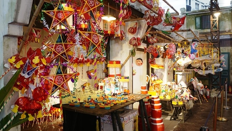 The booth displaying all kinds of Mid-Autumn lanterns at Thang Long Imperial Citadel is ready to welcome children.