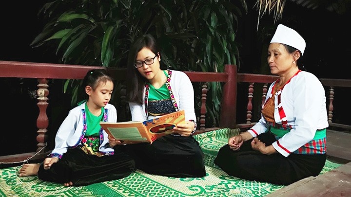 Ha Anh Phuong (middle) teaches English to an ethnic girl (Photo: NDO/Bao Ngan)