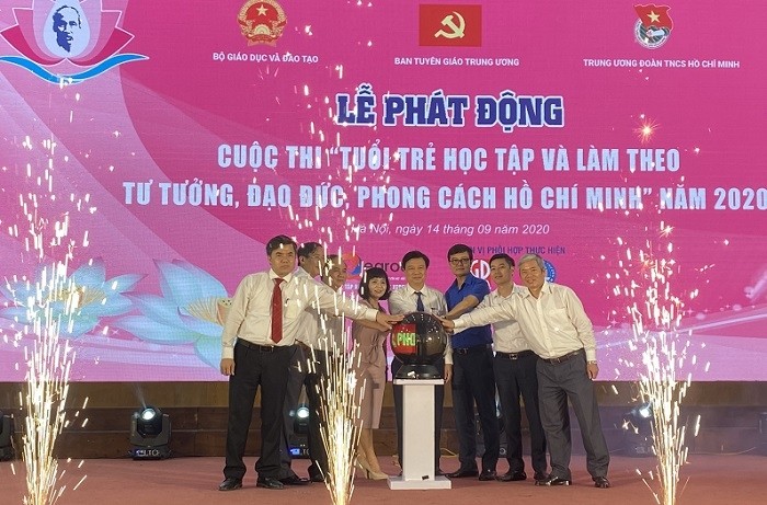 Delegates press the button to launch the contest. (Photo: tuyengiao.vn)