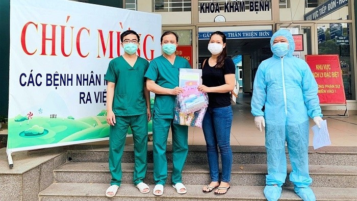 A female patient was announced as recovered from COVID-19 at the Hoa Vang Field Hospital in Da Nang on September 17, 2020. (Photo: Ministry of Health)