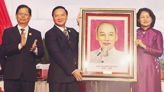 Vice President Dang Thi Ngoc Thinh presents the portrait of President Ho Chi Minh to Khanh Hoa province at the patriotic emulation congress. (Photo: qdnd)