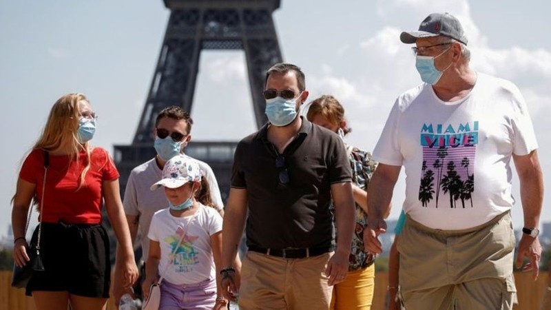 People wearing protective face masks walk at the Trocadero square near the Eiffel Tower in Paris as France reinforces mask-wearing as part of efforts to curb a resurgence of the coronavirus disease (COVID-19) across the country, August 9, 2020. (Photo: Reuters)
