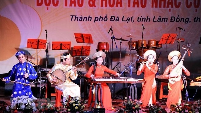 Artists from the Ho Chi Minh City Conservatory of Music performing at the festival of traditional musical instrument solos and ensembles in 2014 in Da Lat City. Documentary photo: Minh Duc / VNA