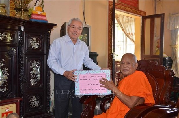 Secretary of the Soc Trang provincial Party Committee Phan Van Sau visits Most Venerable Duong Nhon - Deputy Supreme Patriarch of the Patronage Council of the Vietnam Buddhist Sangha, head of the provincial Association for Solidarity of Patriotic Buddhist Monks and head of Prek On Dot Pagoda in My Xuyen district. (Photo: VNA)