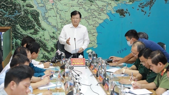 Deputy Prime Minister Trinh Dinh Dung (standing) speaks during a meeting to discuss measures in response to Storm Noul. (Photo: NDO/An Ha)
