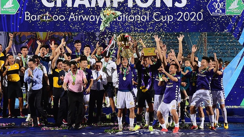 Hanoi FC players celebrate after winning the 2020 National Cup. (Photo: Tran Hai)