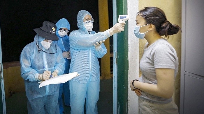Health workers record health information of a woman at a quarantine site. (Photo: VNA)
