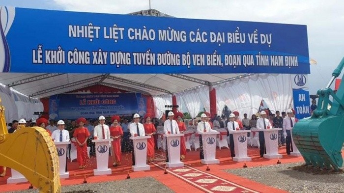 At the ceremony to commence the construction of the coastal road. (Photo: baogiaothong.vn)