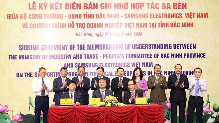Delegates from Ministry of Industry and Trade, People’s Committee of Bac Ninh province, and Samsung Electronics Vietnam sign the memorandum of understanding. (Photo: VNA)