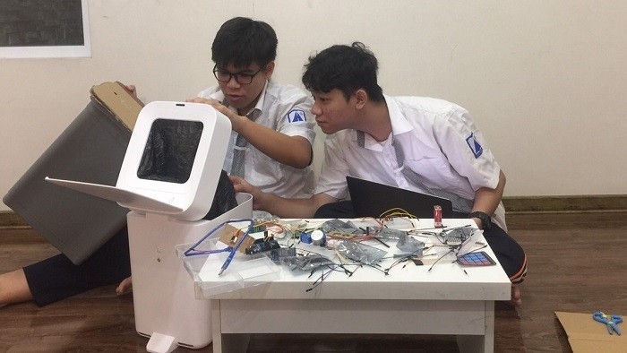 Ngo Gia Bao and Ngo Gia Khanh working on their product ‘Intelligent Rubbish Can At School’